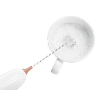 Sütü küçük karıştırıcı ile çırpma kabı (frother çubuk) beyaz, üst görünüm izole