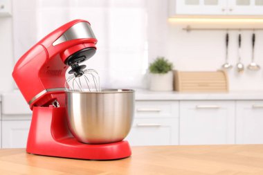 Mutfaktaki ahşap masada modern kırmızı stand mikseri, metin için yer