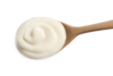 Tahta kaşıkta doğal yoğurt, beyaz renkte izole edilmiş.