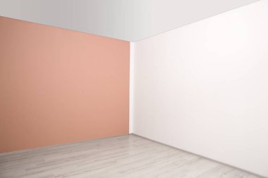 Farklı duvarları ve katları olan boş bir oda.