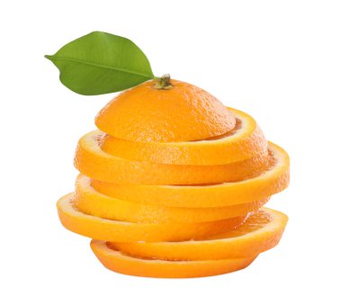 Sulu portakal ve yaprak dilimleri beyaza izole edilmiş.