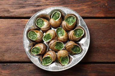 Tahta masada nefis pişmiş salyangozlar.