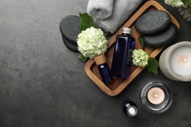 Gri tabloda spa ürünleri ile düz konum, metin için boşluk