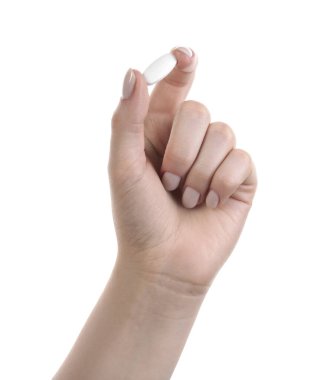 Beyaz arka planda vitamin hapı tutan kadın, yakın plan. Sağlık takviyesi