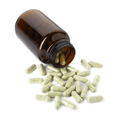Dağıtılmış vitamin kapsülleri ve beyaz üzerine izole edilmiş şişe.