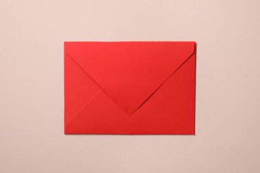 Bej arkaplanda harf zarfı, üst görünüm