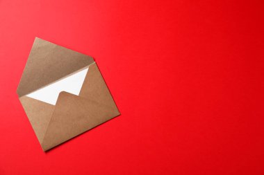 Kırmızı arkaplanlı, üst manzaralı bir zarf. Metin için boşluk
