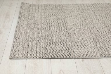 Beyaz kaplamalı, yumuşak gri halı.