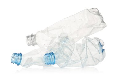 Kırışmış tek kullanımlık plastik şişeler beyaza izole edilmiş.