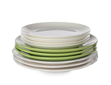 Beyaza izole edilmiş güzel seramik tabaklar yığını