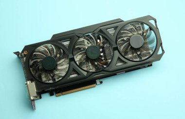 Açık mavi arka planda bir grafik kartı, üst manzara. Metin için boşluk