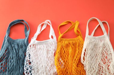 Kırmızı arkaplanda farklı dizgi çantaları, üst görünümde