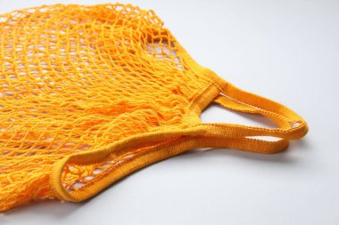 Açık gri arkaplanda turuncu iplik çantası, yakın plan