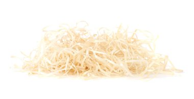 Beyaz üzerinde izole edilmiş odun talaşı yığını