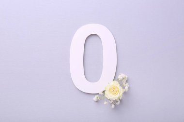 Kağıt numarası 0 ve açık gri arkaplanda güzel çiçekler, üst manzara