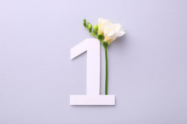 1 numaralı kağıt ve açık gri arkaplanda güzel bir çiçek.