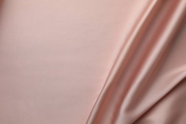Arka plan olarak buruşuk pembe ipek kumaş, üst manzara. Metin için boşluk