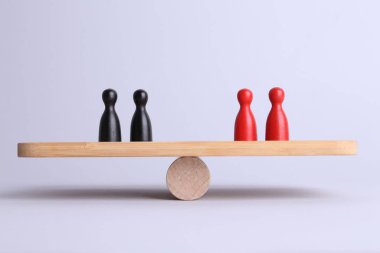 Eşitlik kavramı. Işık arkaplanındaki oyun parçalarıyla tahterevalli ölçeği