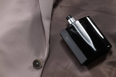 Şatafatlı erkek parfümü, bej ceketli, üst tarafta. Metin için boşluk