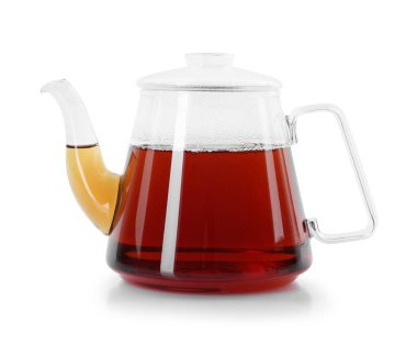 Çaydanlıktaki lezzetli çay beyaza izole edilmiş.