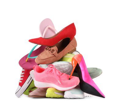 Yığın üzerinde beyaz izole çeşitli kadın ayakkabı