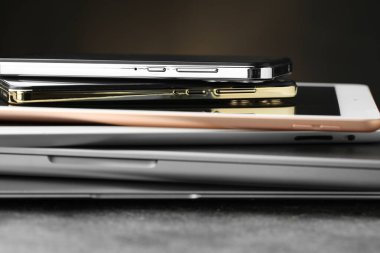 Gri masadaki elektronik aygıt yığını, yakın plan