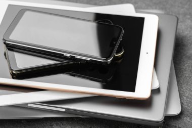 Gri masadaki elektronik aygıt yığını, yakın plan