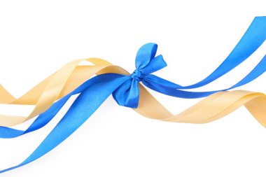 Altın ve mavi saten kurdeleler beyaz, üst görünümde yay izole