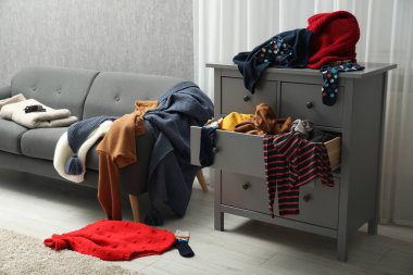 Dağınık oda. Her yer darmadağınık.