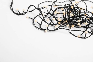 Beyaz arka planda karışık Noel ışıkları dizileri