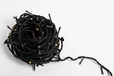 Beyaz arka planda güzel Noel ışıkları, yakın plan