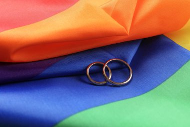Gökkuşağı LGBT bayrağında alyanslar, yakın plan.