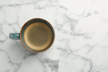 Beyaz mermer masada fincanda nefis kahve, üst manzara. Metin için boşluk