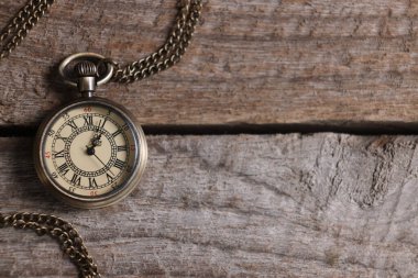 Zincirli cep saati, ahşap masa, üst manzara. Metin için boşluk