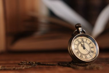 Ahşap masada zincirli cep saati, yakın plan. Metin için boşluk