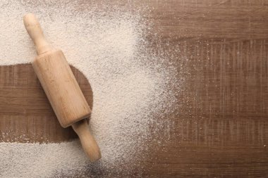 Tahta üzerinde un ve oklavalı tahta baskı, üst manzara. Metin için boşluk
