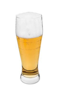 bardak bira üzerine beyaz izole