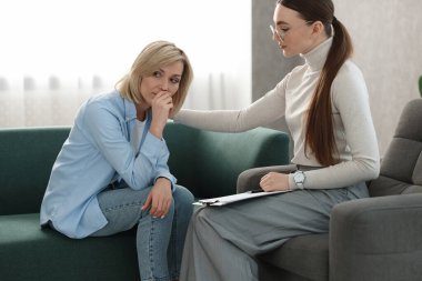 Ofiste hastayla çalışan profesyonel psikoterapist.