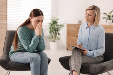 Ofiste hastayla çalışan profesyonel psikoterapist.