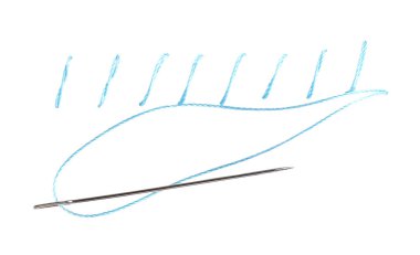 Dikiş iğnesi beyaz iplik ve dikişlerle izole edilmiş.