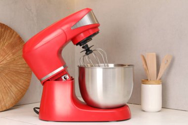 Mutfaktaki beyaz masada modern kırmızı stand mikseri.