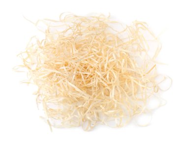 Ağaç talaşı yığını beyaz, üst görünümde izole.