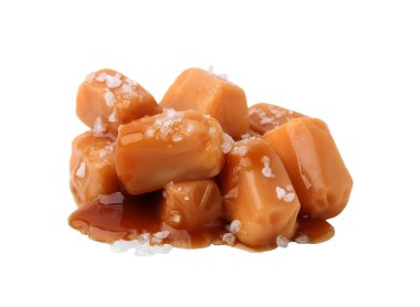 Lezzetli karamel şekerleri ve beyaz üzerine izole edilmiş deniz tuzu.