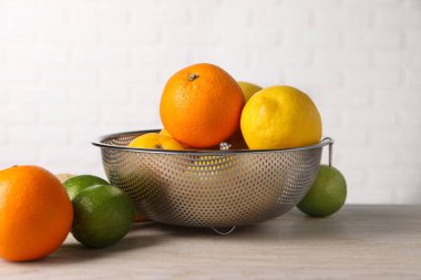 Beyaz ahşap masada farklı taze meyveler.