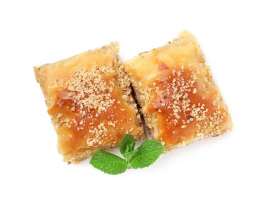 Doğu tatlıları. Nane aromalı lezzetli baklava parçaları beyaza izole edilmiş.