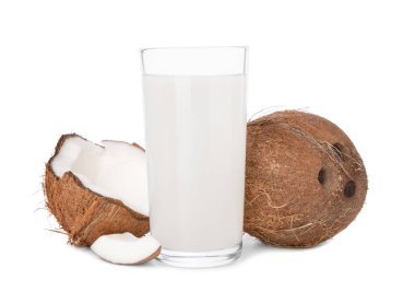 Bir bardak hindistan cevizi suyu ve kuruyemiş.