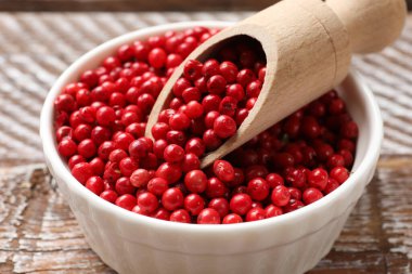 Aromatik baharat. Kasede kırmızı biber ve ahşap masada kepçe, yakın plan.