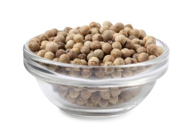 Aromatik baharat. Biberler beyaz kasede izole edilmiş.