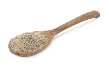 Aromatik baharat. Beyaz kaşıkta öğütülmüş karabiber.