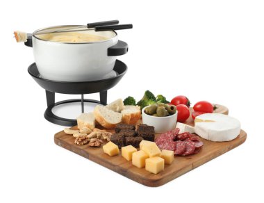 Lezzetli eritilmiş peynirli fondü, çatal ve beyaz üzerine izole edilmiş farklı aperatifler.